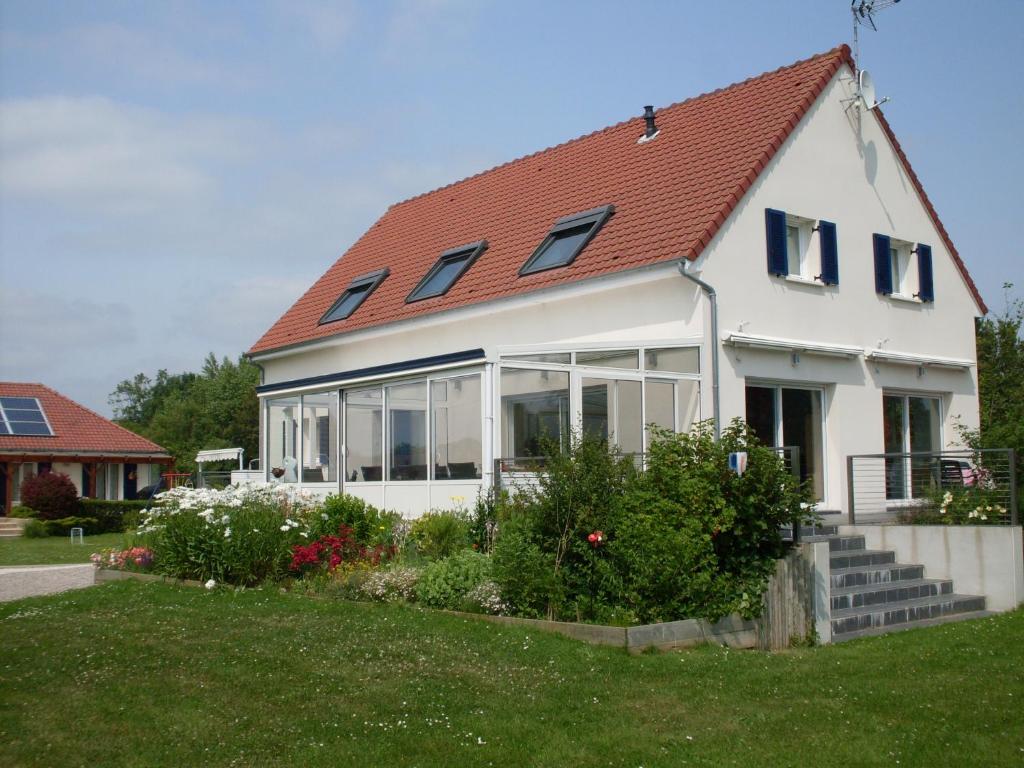 a white house with a red roof at Le Pic-Vert in Rang-du-Fliers