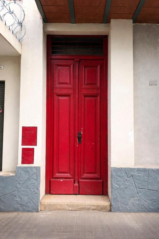 a red door on the side of a building at La mansion caballero hostal in Asunción