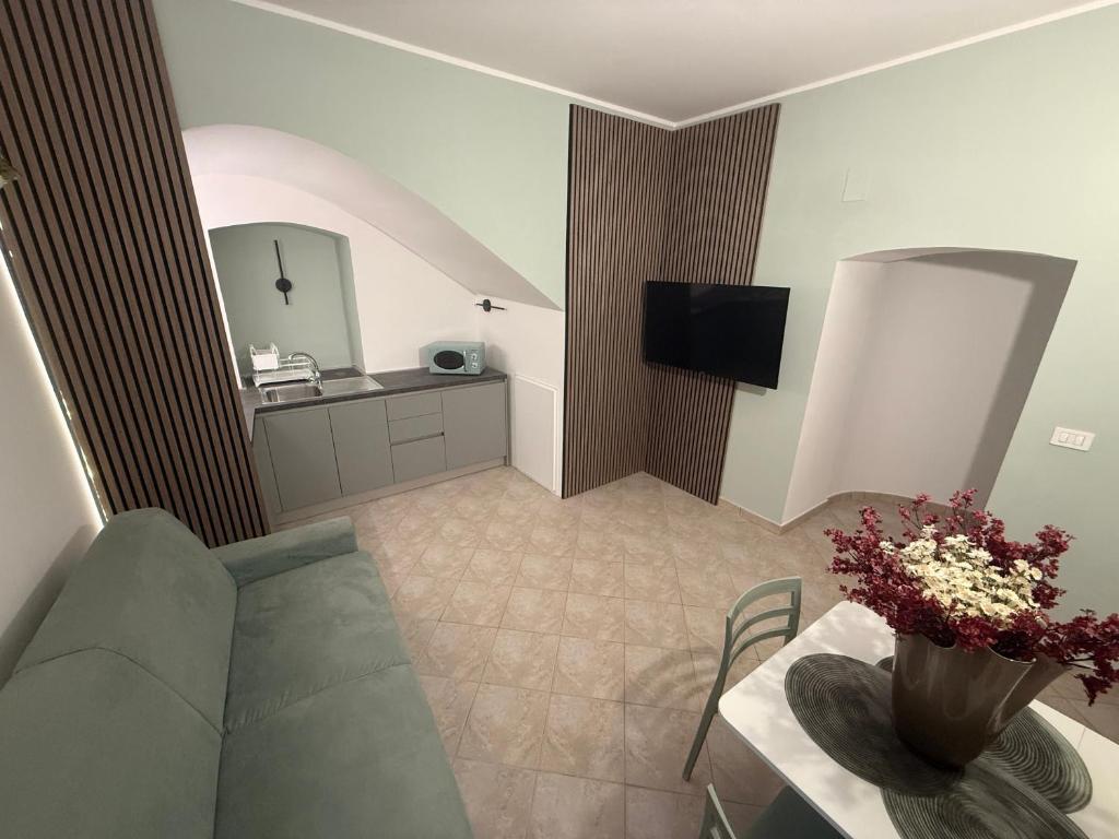 a living room with a couch and a table at Il Vicolo in Vibo Valentia