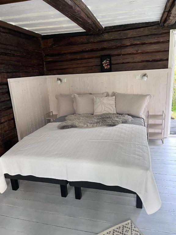 a bedroom with a large white bed in a room at Aadu Holiday Farm in Suur-Rootsi