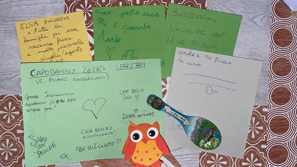 a pile of post it notes and a spoon at Il Paradiso Della Montagna in Cutigliano