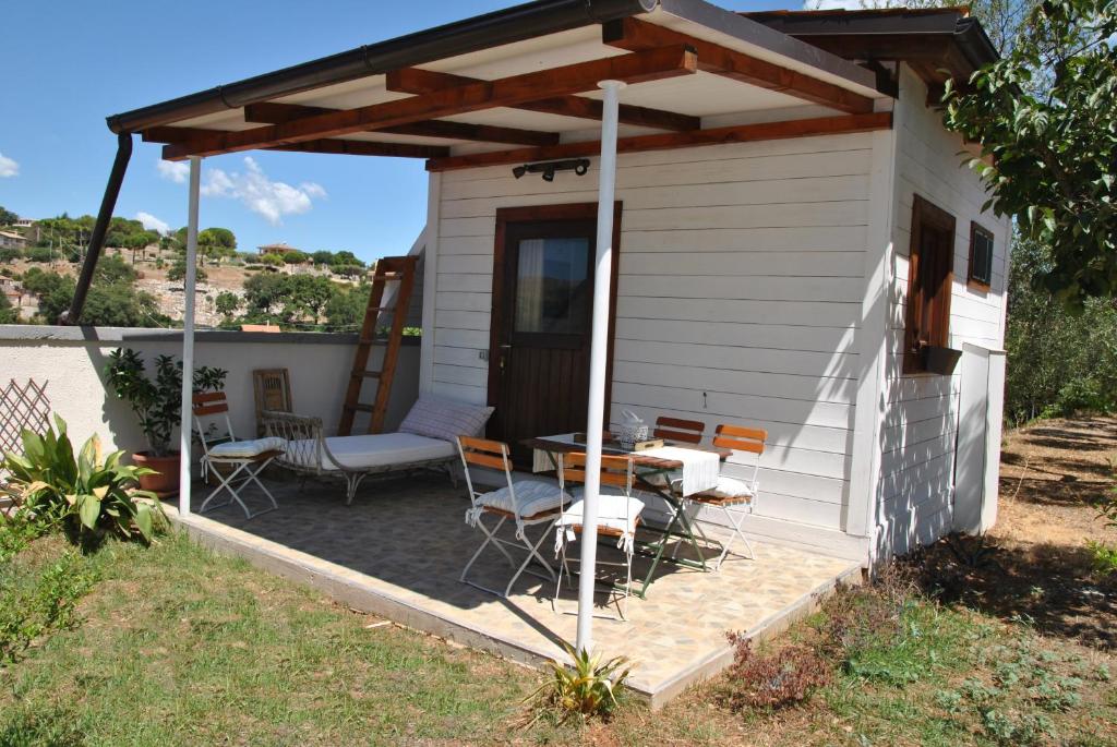 a small white house with a table and chairs at La Casetta di Saha in collina in Itri