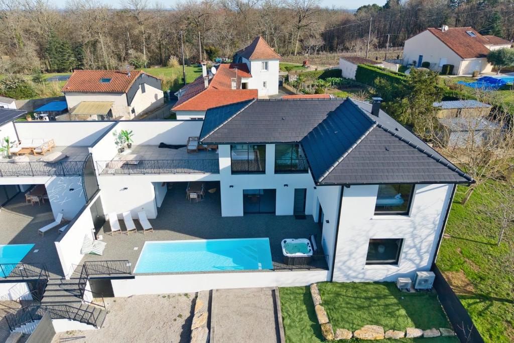 an aerial view of a house with a swimming pool at BELLEVUE 2, piscine, jacuzzi, sauna in Champcevinel