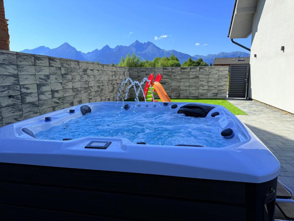 a jacuzzi tub in a backyard at Villa Lilien Residence Tatry in Veľká Lomnica