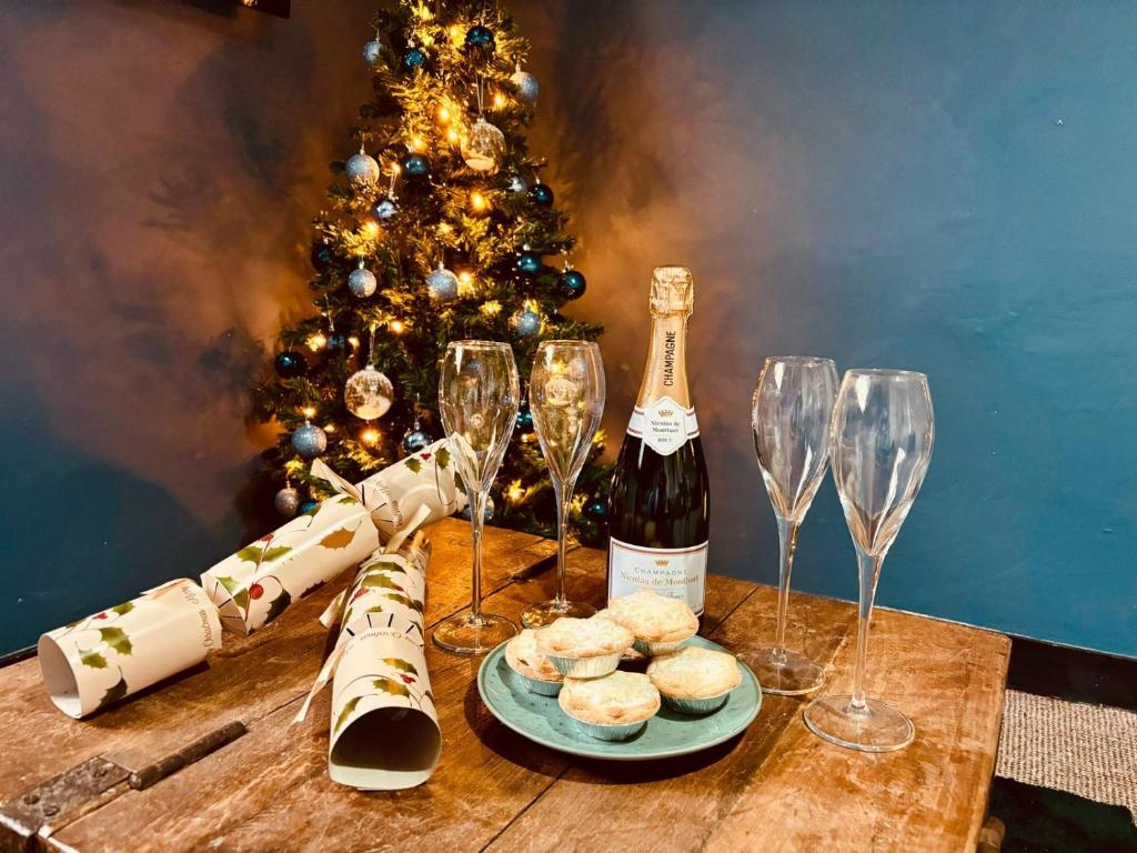 Moreton High Street - Sleeps 10, with private garden - Departamento