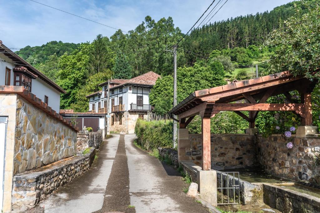 an empty street in a village with a building at La Villa de Carla in Borleña