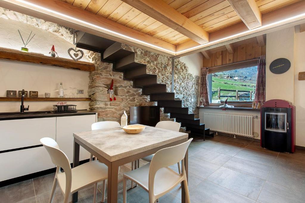 a kitchen and dining room with a table and chairs at Chez Margot Et Sophie in Torgnon