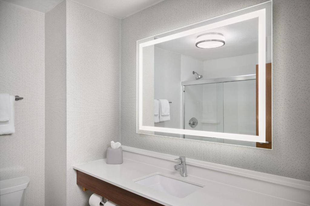Holiday Inn Express Kansas City - at the Legends! by IHG - Camera King Standard