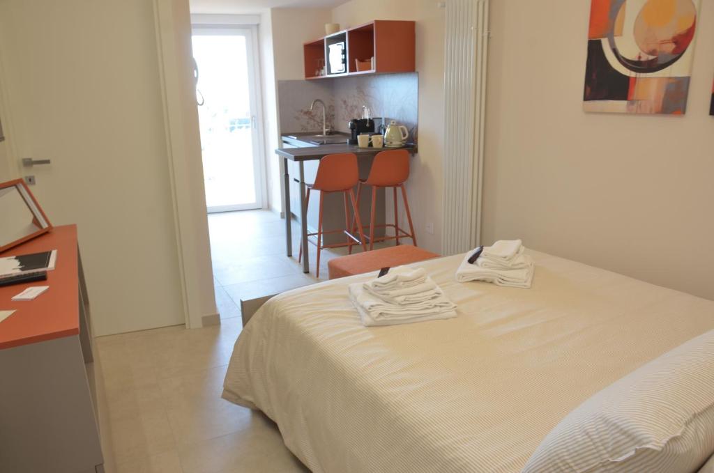 a hotel room with a bed and a kitchen at DomuS Miniato in San Miniato