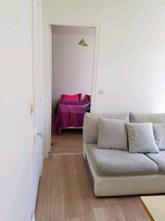 a living room with a couch and a pink bed at FamousHouse in Le Havre