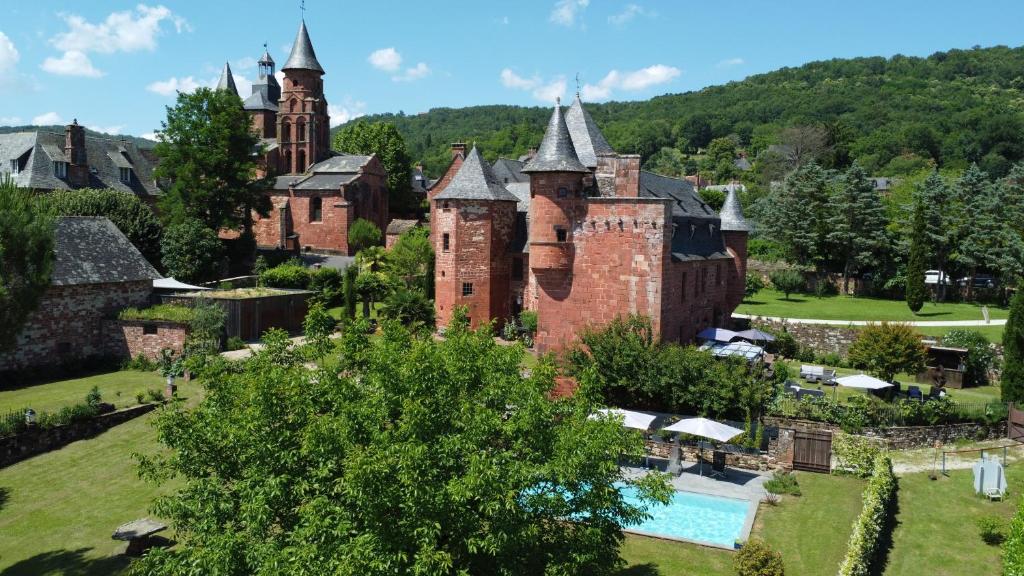 an aerial view of a castle with a swimming pool at Château de Vassinhac chambres d'hôtes Collonges la rouge in Collonges