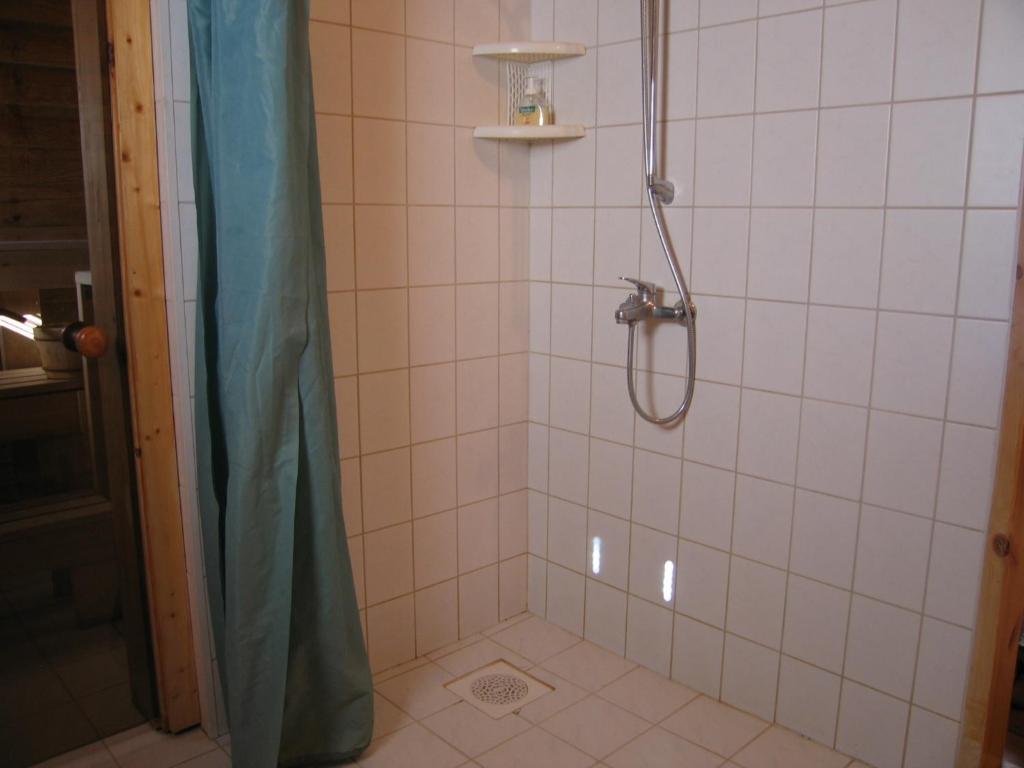 sister spy shower 