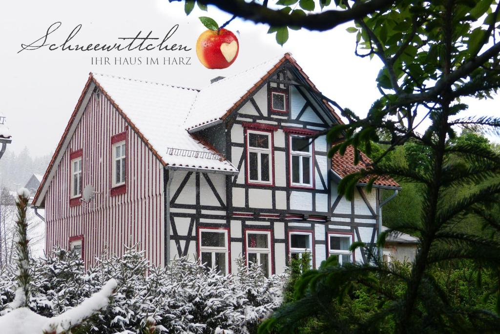 ein Haus mit einem Apfel drauf in der Unterkunft Harzhaus Schneewittchen in Sorge