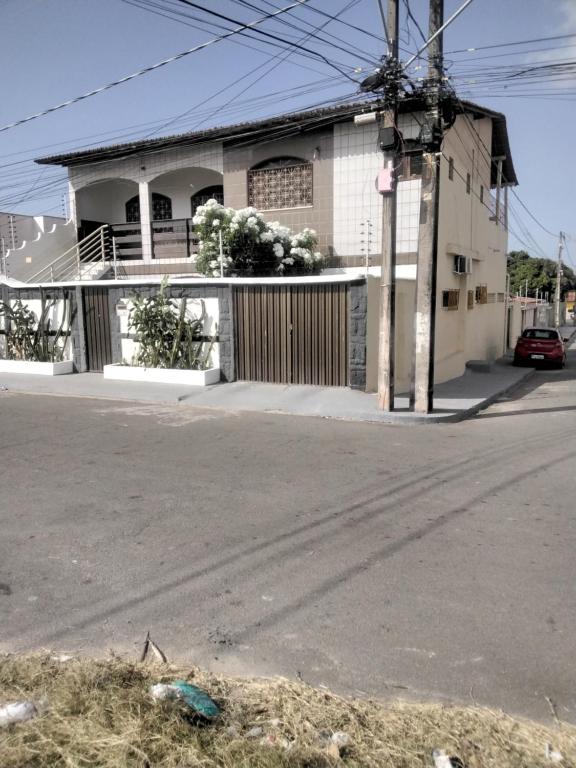 an empty street in front of a house at Doce lar do Ipase in São Luís