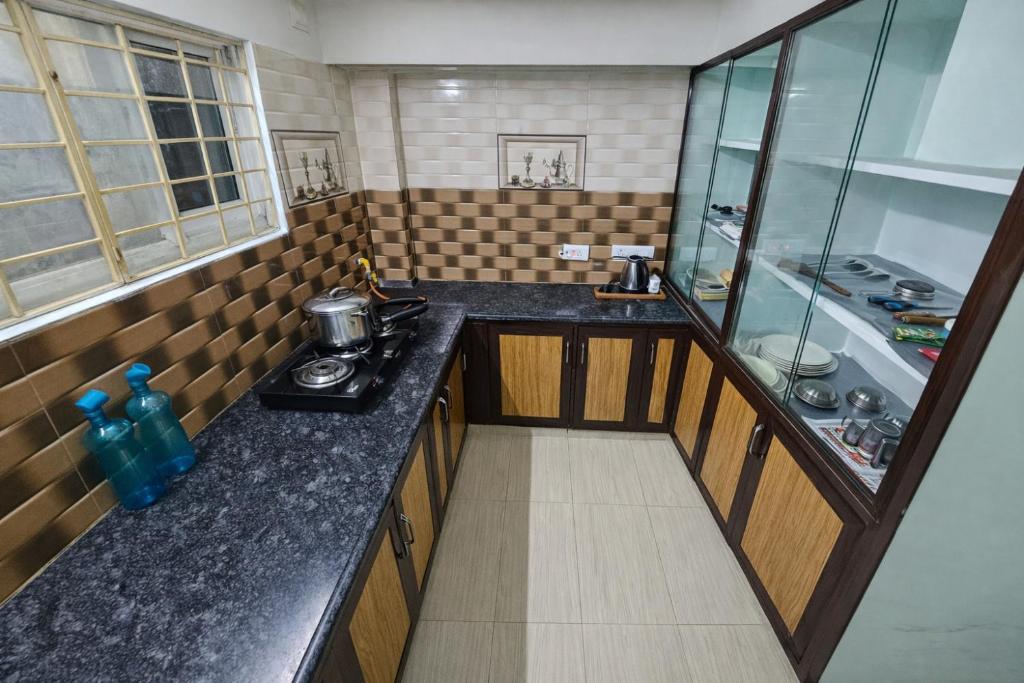 TrueLife Comfort Inn - Near PS4 veg restaurant - On way to Balaji Temple - 2BHK AC apartments - Coffee Tea Milk - Fast WiFi, Kitchen, Dining, Android TV, Parking - Easy access to Airport, Railway Station and to all Temples - Top service with lots of Love photo