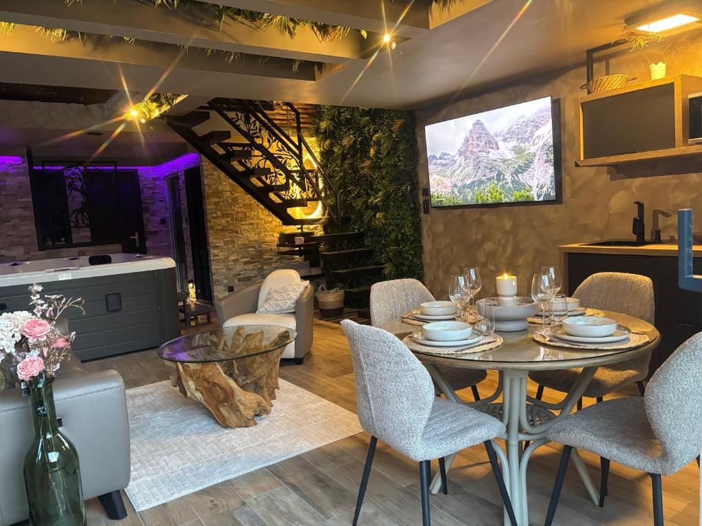 a dining room with a table and chairs at Taelia spa in Rosult