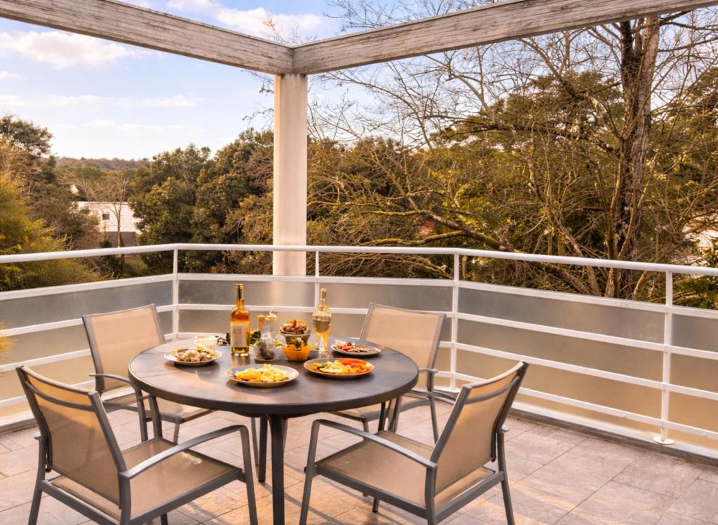a patio with a table and chairs on a balcony at Appartement calme grande terrasse 150 m de la plage in Meschers-sur-Gironde