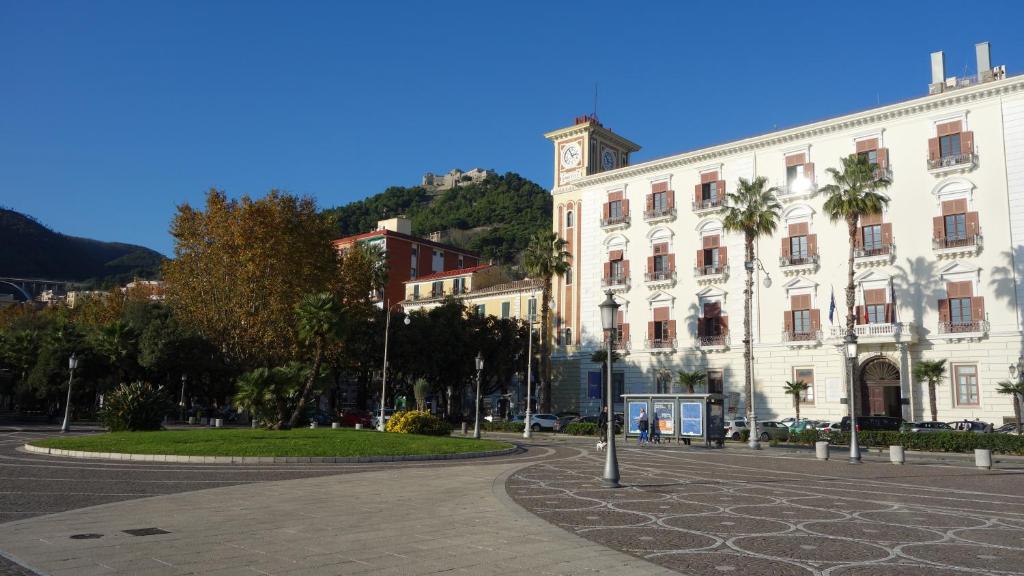 un gran edificio blanco con una torre de reloj. en B&B Centrale, en Salerno