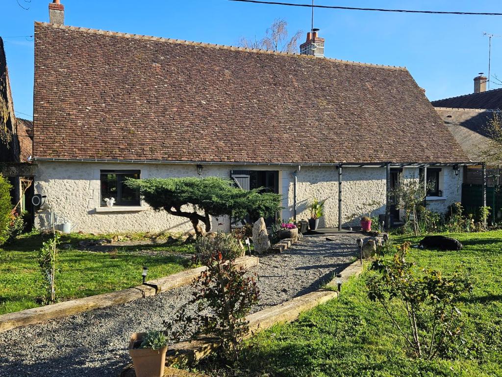 a house with a garden in front of it at Maison du bonheur in Seur
