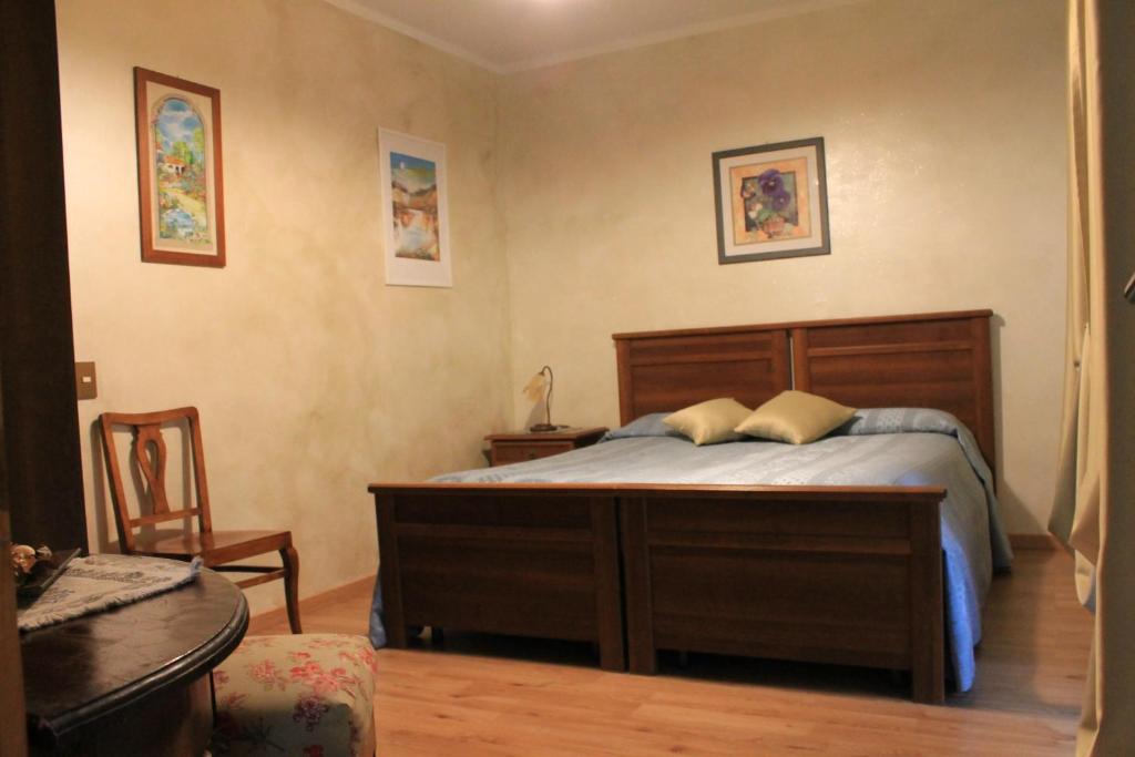 1 dormitorio con 1 cama, 1 mesa y 1 silla en Alice Affittacamere en Cesana Torinese