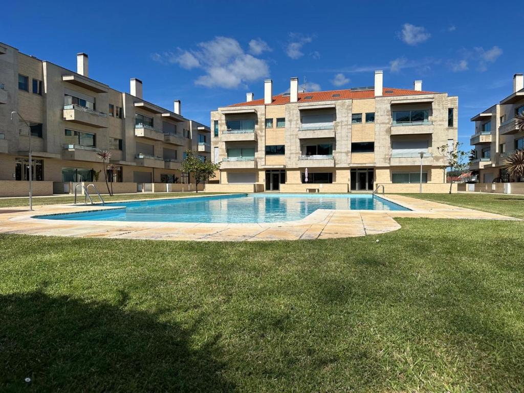 an empty swimming pool in front of a building at Ofir Beach Apartment in Fão