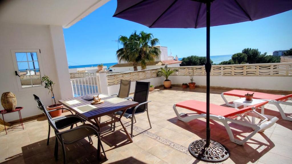 a patio with a table and chairs and an umbrella at Las estrellas in Peniscola