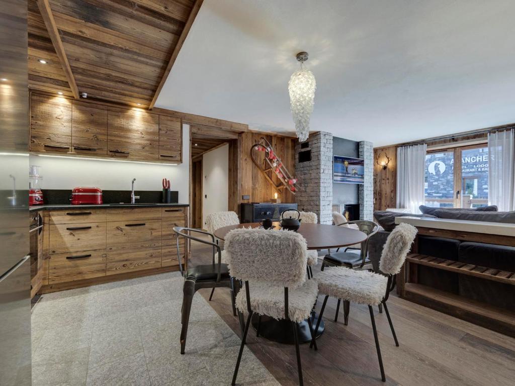 Spacieux 4 pièces avec cheminée, balcon et parking à Val-d'Isère