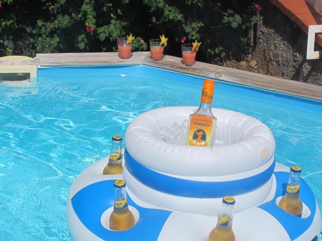 Bazén v ubytování Coquette villa du Cap Est nebo v jeho okolí