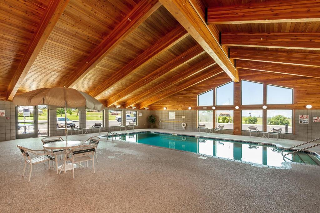 an indoor pool with a table and chairs in a building at MountainView Lodge and Suites in Bozeman