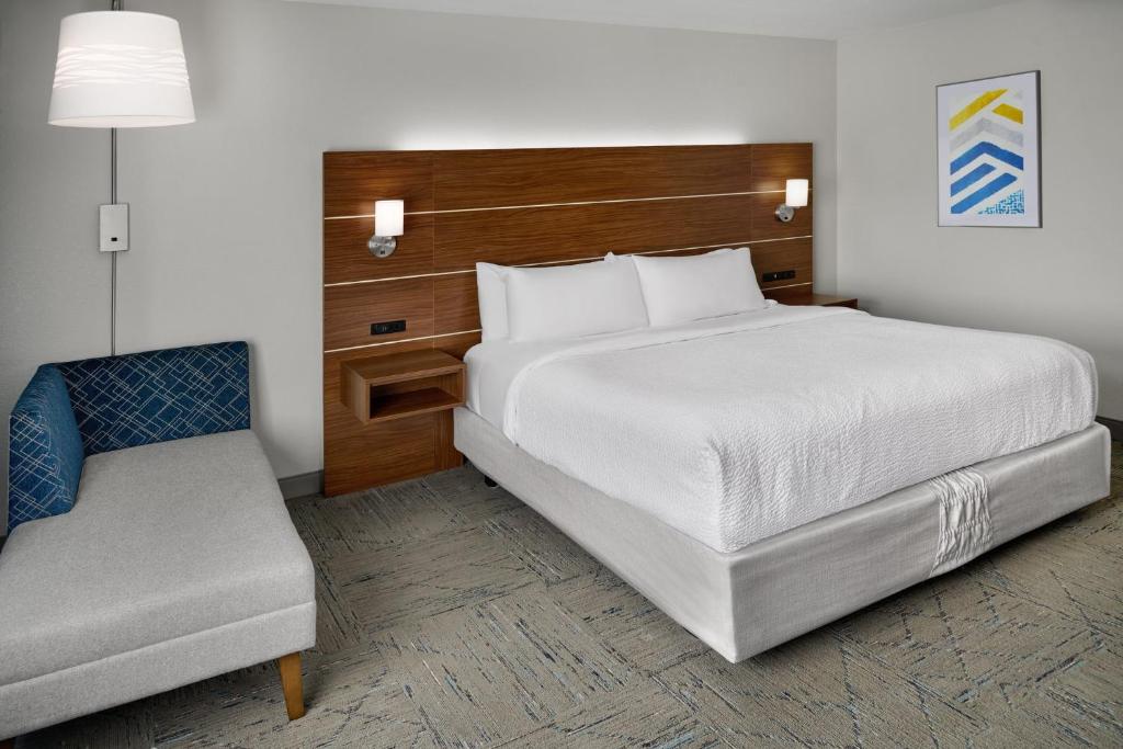 Holiday Inn Express Kansas City - at the Legends! by IHG - King Room - Mobility Access/Hearing Accessible