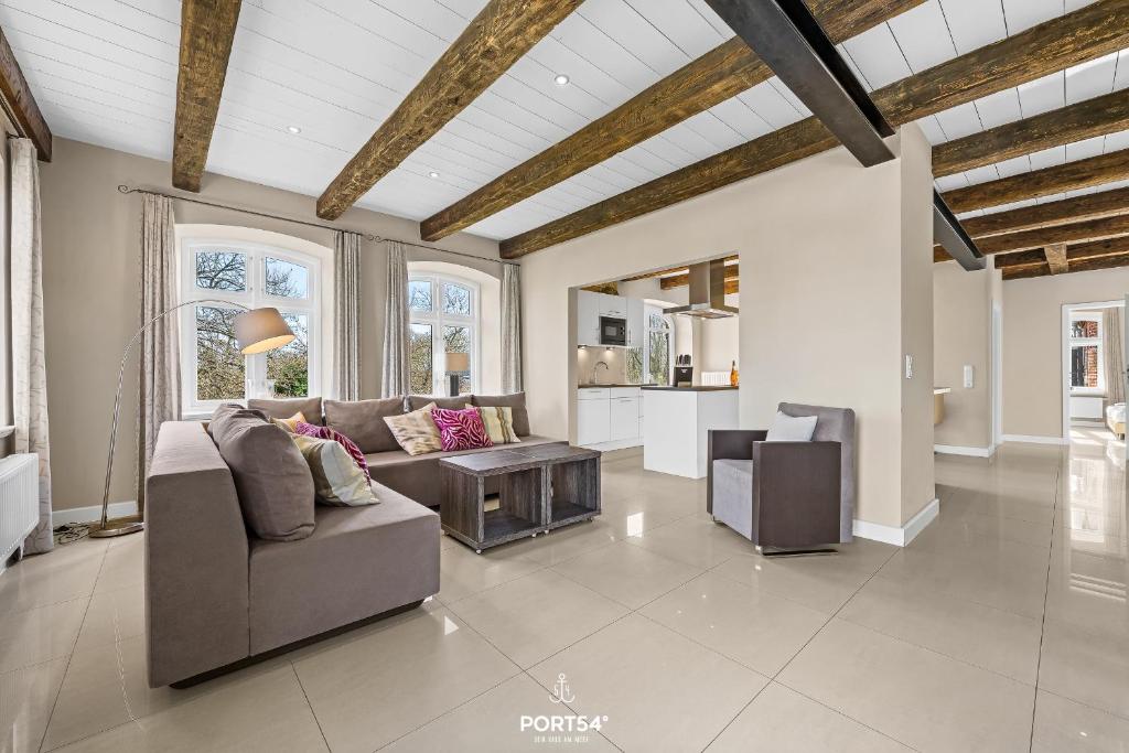 a living room with a couch and a table at Ferienwohnung Lille Hus 1 St Peter-Ording in Böhl