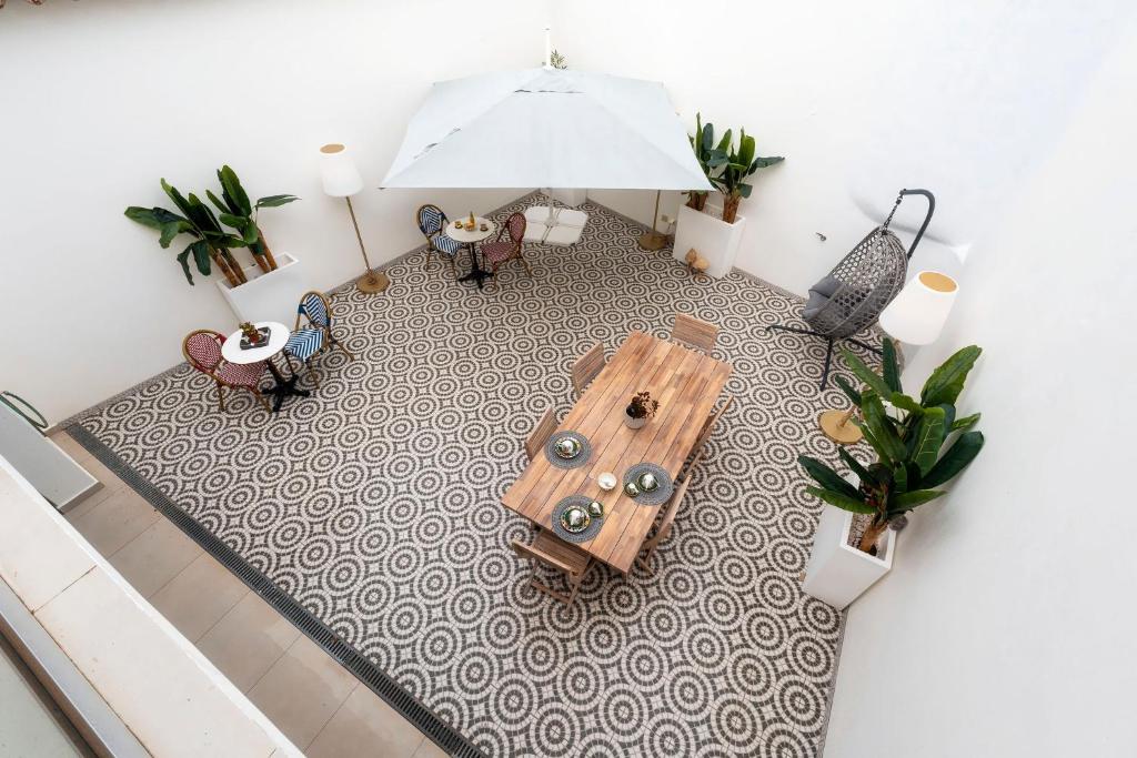 an overhead view of a room with a table and chairs at Casa Butterfly in Faro
