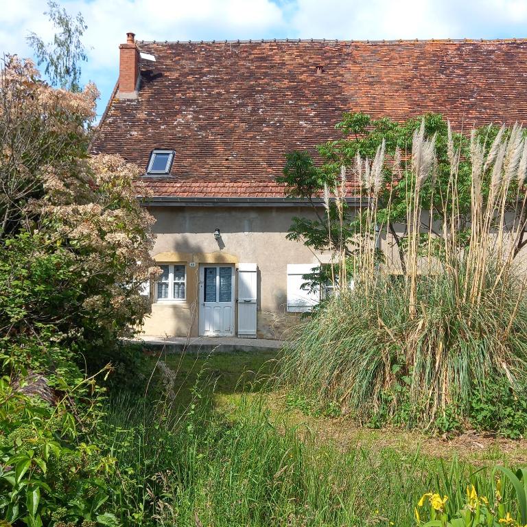 an old house with a red roof at La Source de Romay 2 pers 5 min Paray in Volesvres