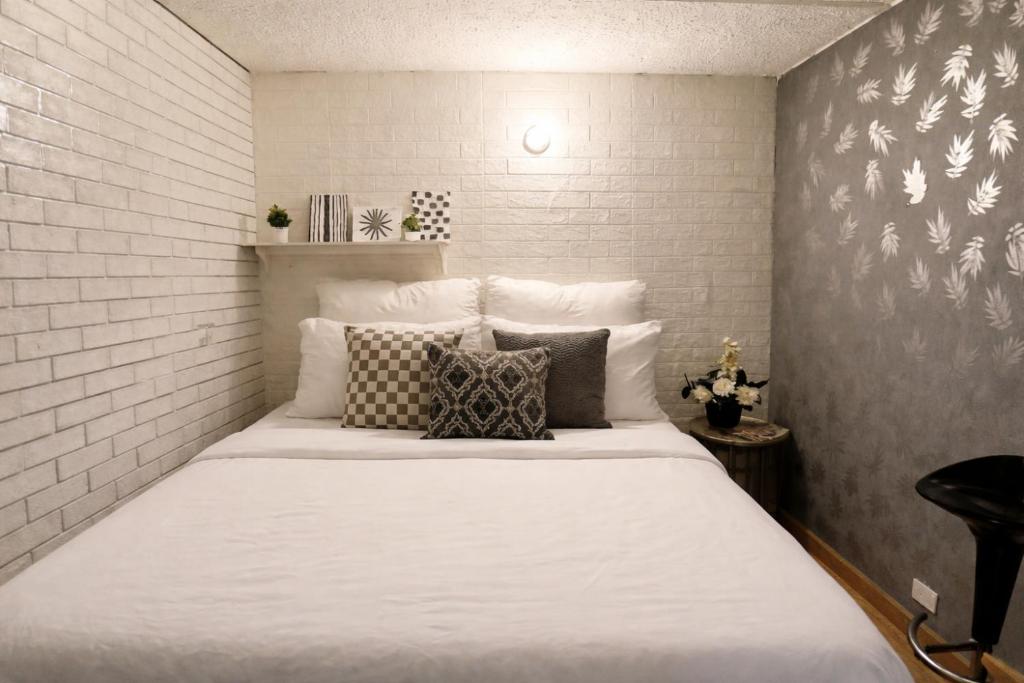 a bedroom with a large white bed with pillows at BORA - Apto 101Tu espacio fuera de casa in Ibagué