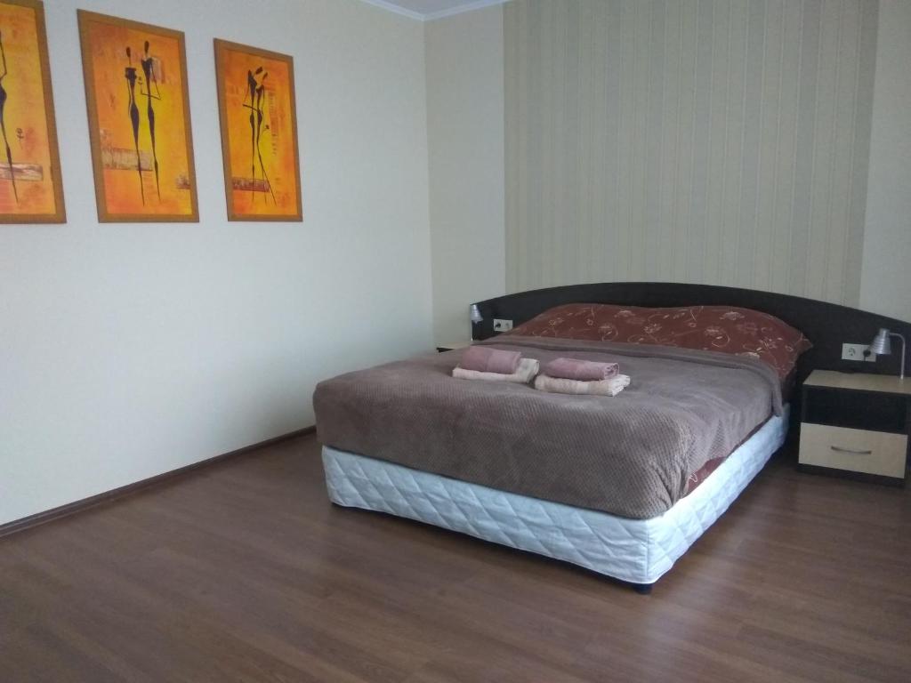 een slaapkamer met een bed met twee handdoeken erop bij S&M Apartments - Zarichna in Kiev