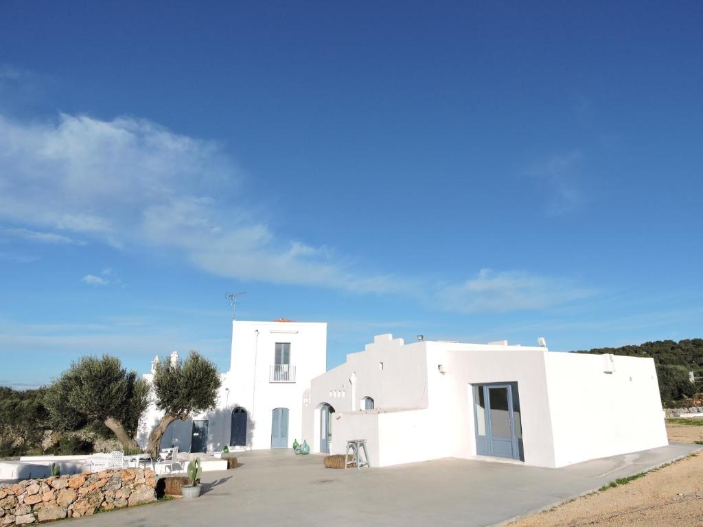 un edificio blanco con un cielo azul en el fondo en La Casa Di Gioia, en Mottola