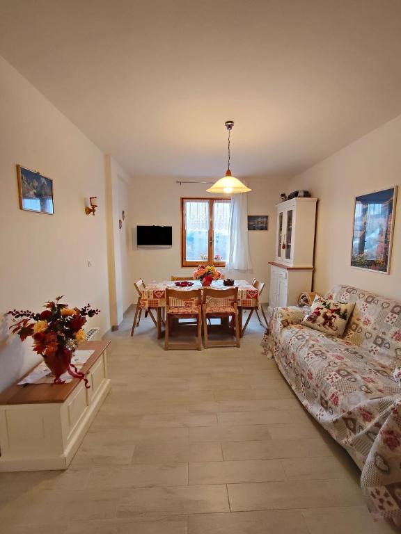a living room with a couch and a table at Lo Scoiattolo e il Ghiro in Fiumalbo