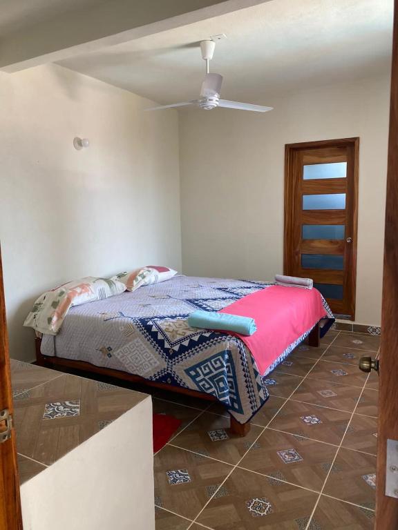 a bedroom with a bed and a ceiling at Hotel Yopez in Acapulco