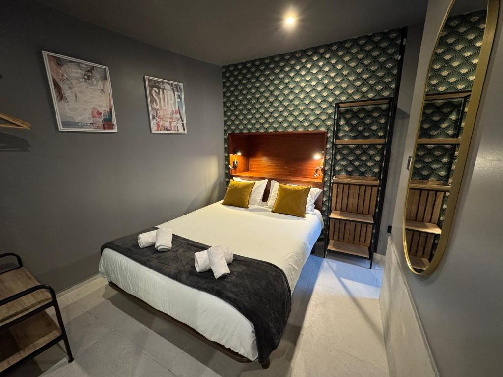 a bedroom with a bed with towels on it at Kiosk 550 Apartment - Póvoa de Varzim in Póvoa de Varzim
