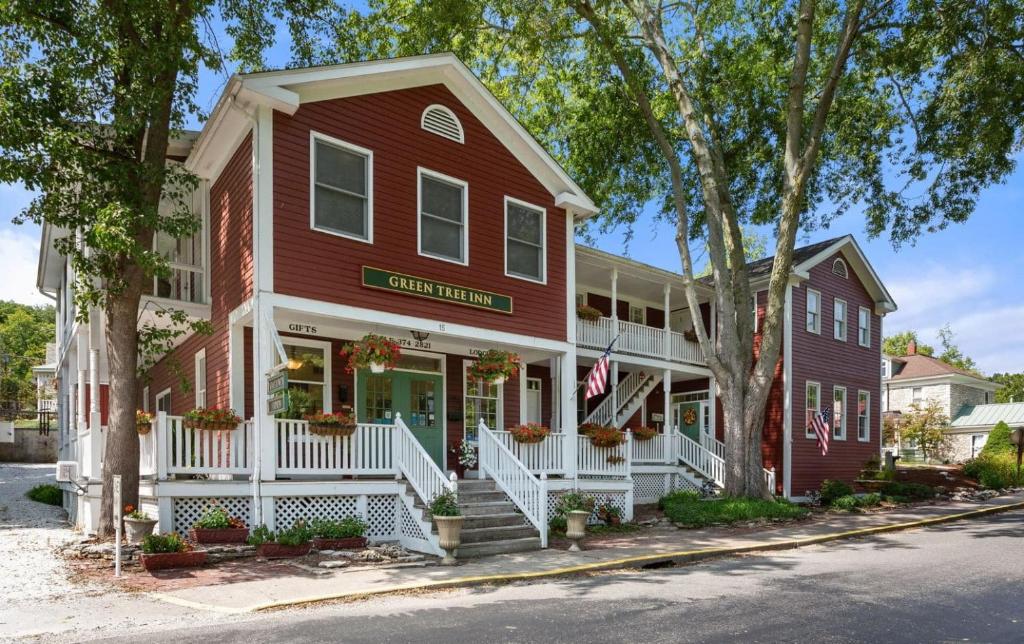 ein rotes Gebäude mit einem Laden zur Straße hin in der Unterkunft Green Tree Inn in Elsah
