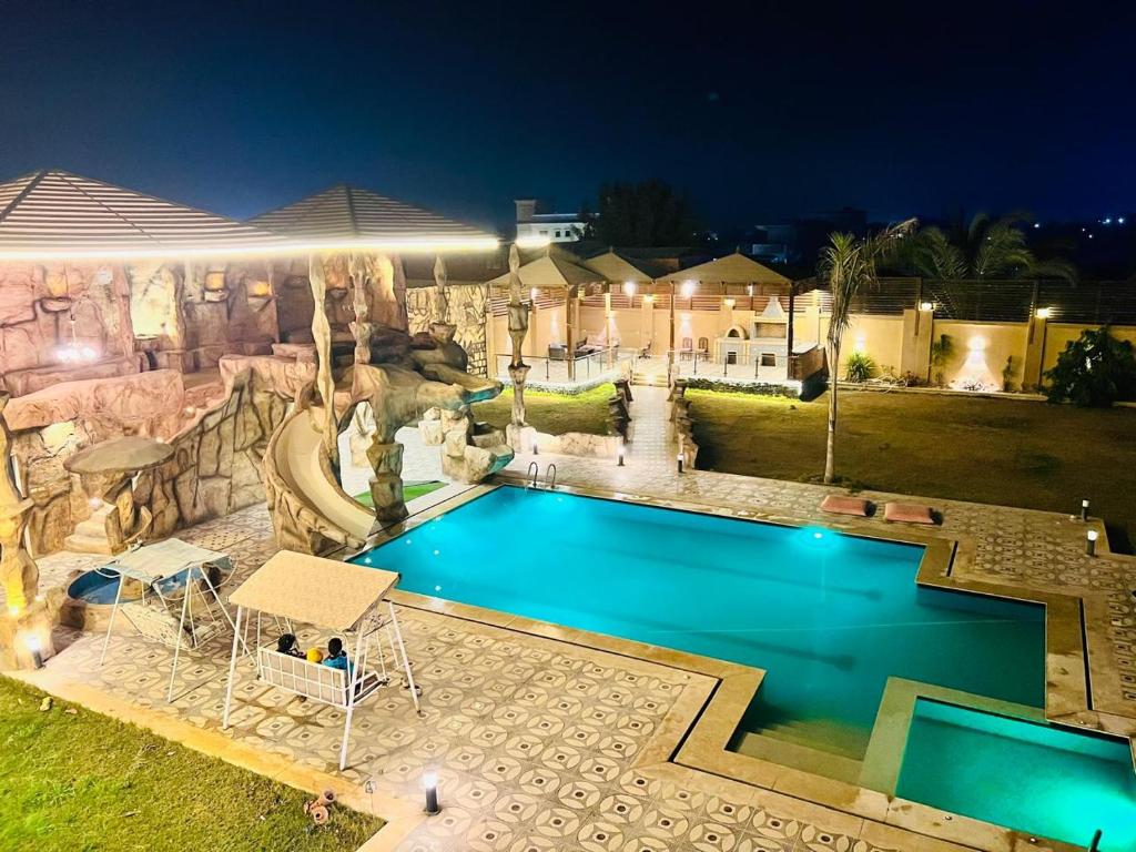 an image of a swimming pool at night at فيلا دريم in Sphinx International Airport