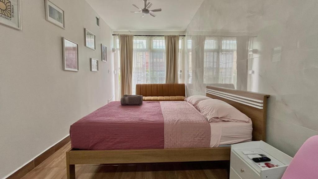 a bedroom with a bed with a purple blanket and a window at Loft en Veracruz in Veracruz