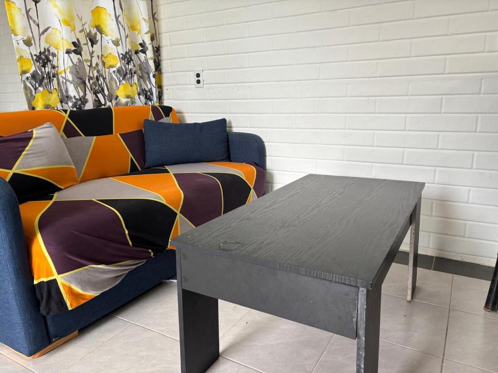ein Wohnzimmer mit Sofa und Tisch in der Unterkunft Full studio with parking in Bacalar