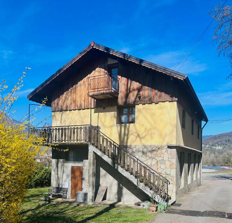 an old house with a balcony on the side of it at Le Nid des Bois - Maison familiale au calme entre forêt et rivière in Albertville