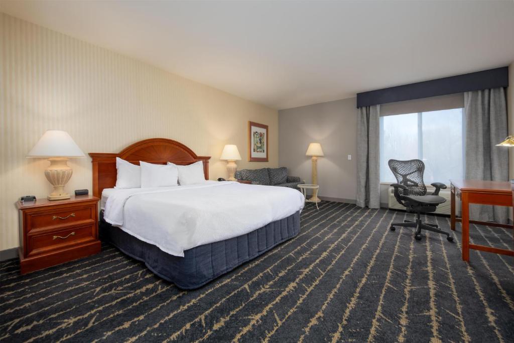 Hilton Garden Inn Milwaukee Northwest Conference Center - King Room With Tub - Mobility And Hearing Access