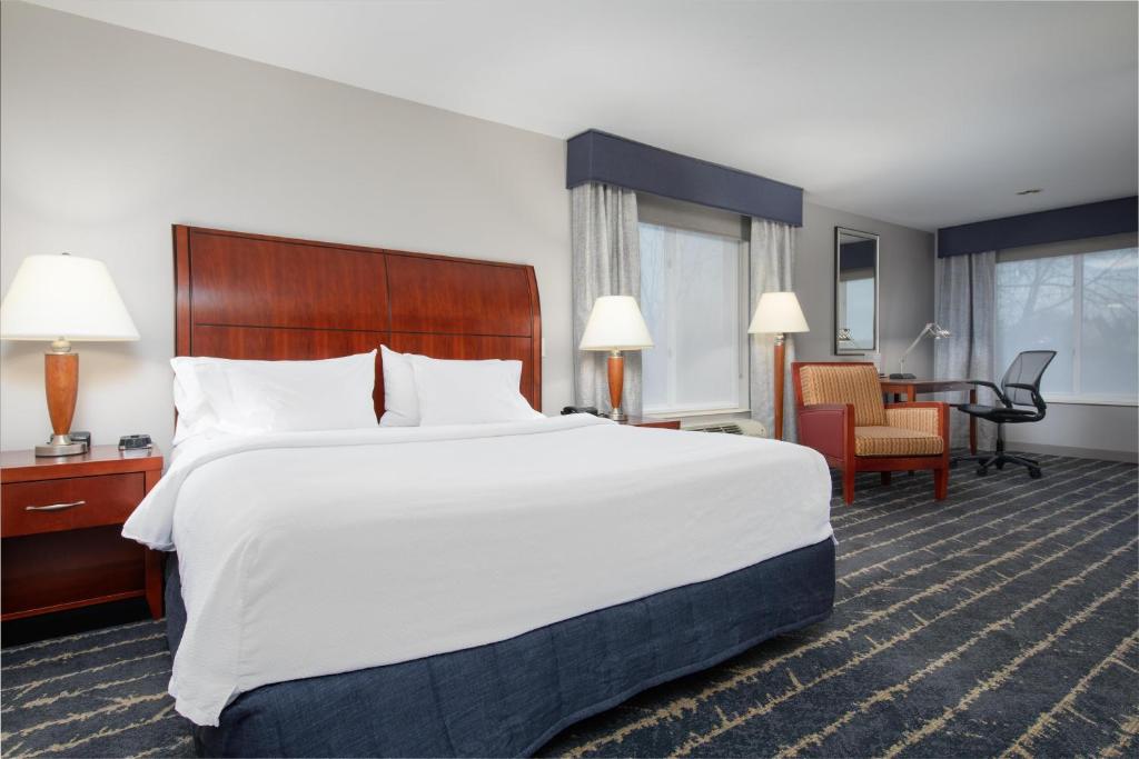 Hilton Garden Inn Milwaukee Northwest Conference Center - King Suite With Spa Bath - Non-Smoking