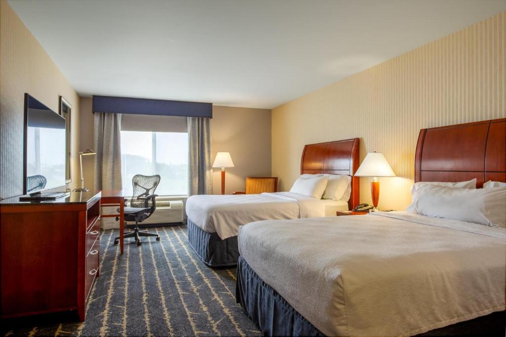 Hilton Garden Inn Milwaukee Northwest Conference Center - Queen Room With Two Queen Beds