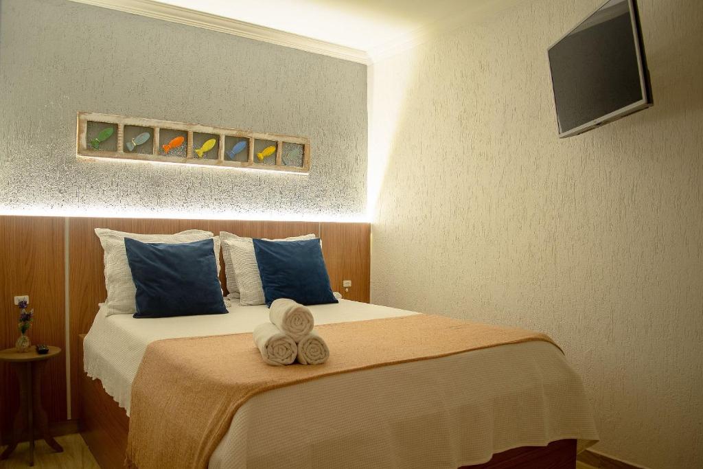 a hotel room with a bed with towels on it at Hermoso Apartamento, Centro de Búzios-5Min da Orla in Búzios