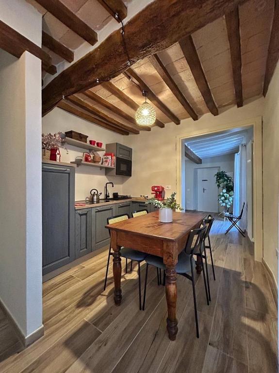 a kitchen and dining room with a wooden table and chairs at Dimore Romeo - La Dimora del Corso in Montecastrilli