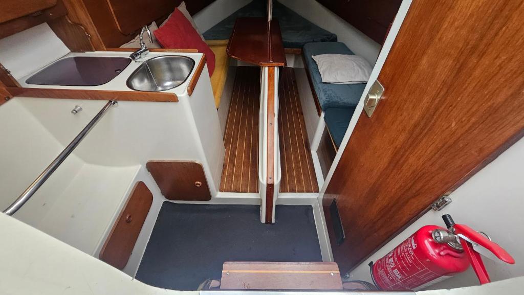 an overhead view of a kitchen and a sink in a boat at Lisboa Barco Ilinx Marina Parque das Nações in Lisbon